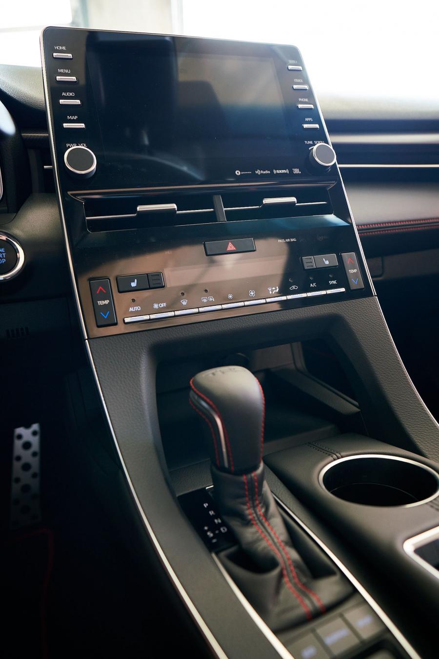 Детали интерьера Toyota Avalon TRD 2019 года  (фото 19 из 44)